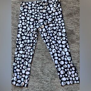Onzie Cropped Leggings Women‎ Medium Large All Over Skull Print Black White